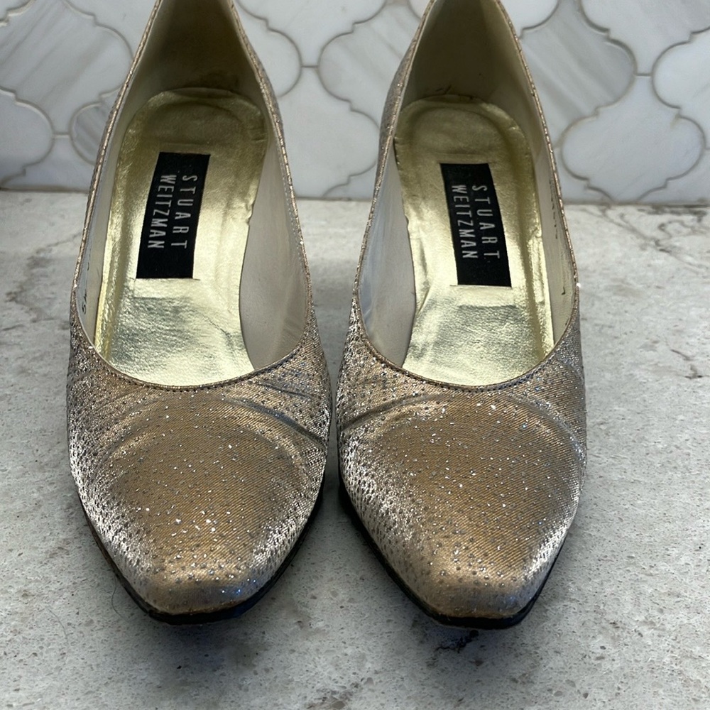 Stuart Weitzman Laura 2 1/2” pump in Gold Galactic